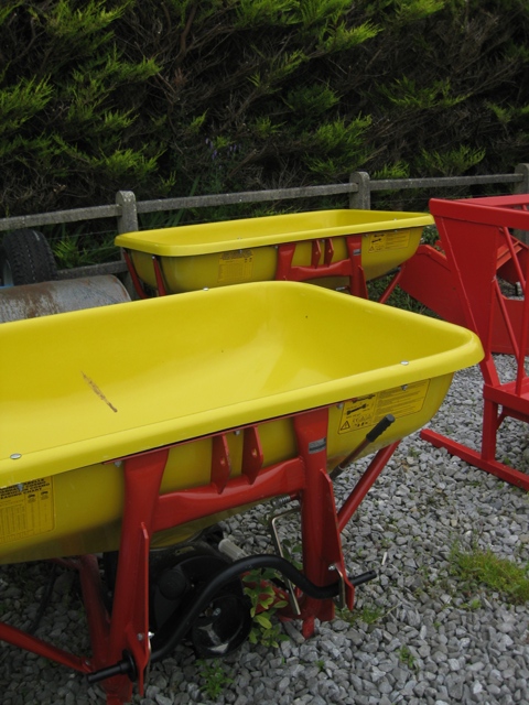 Cosmo Pendular Fertiliser Spreader